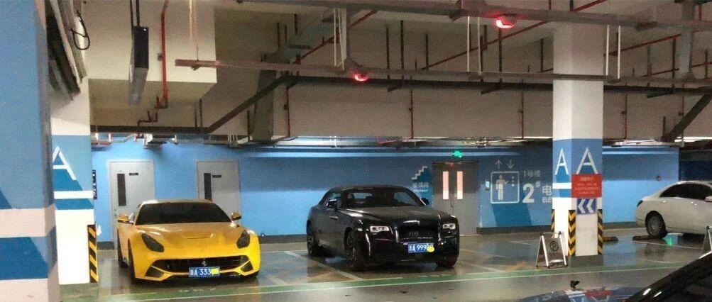 薇娅公司楼下车库，宾利卖不过幻影的原因，一下就看清楚了