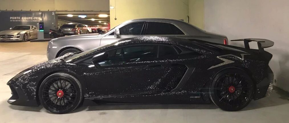 网红的兰博基尼，车身贴了200万颗水晶，花了700小时