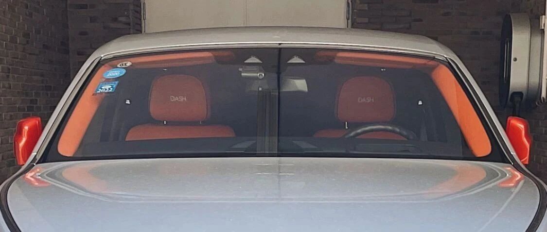 游戏公司老板，白手起家，座驾是定制幻影，头枕上绣网名