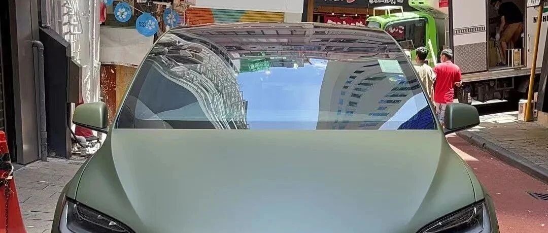 中环偶遇容祖儿的车，车牌是杨老板送的大礼，市价120万