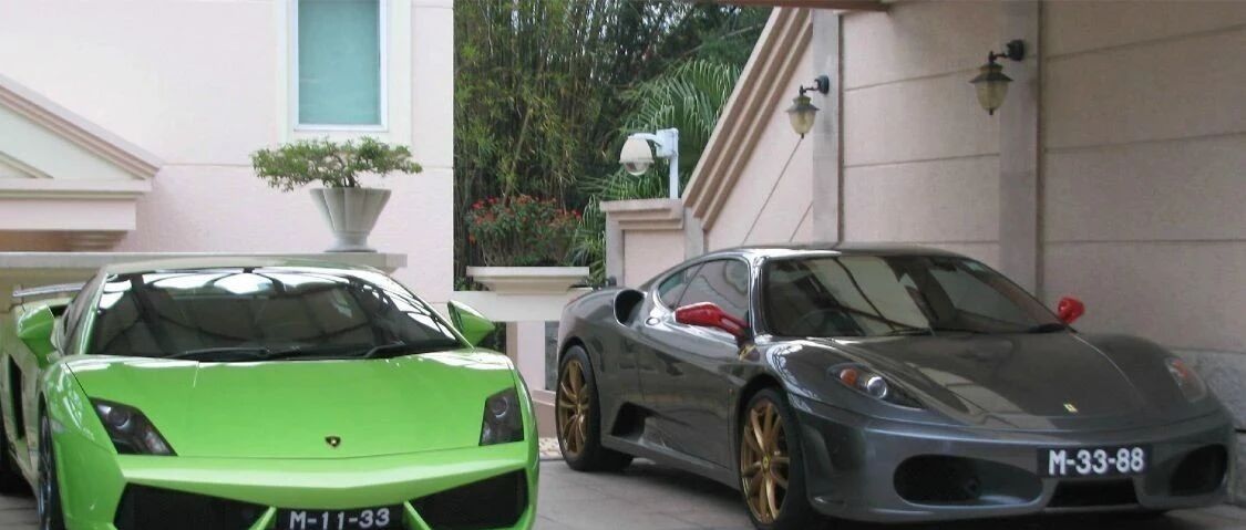 何猷龙住的豪宅，各种豪车一字排开，院子里不少于10台