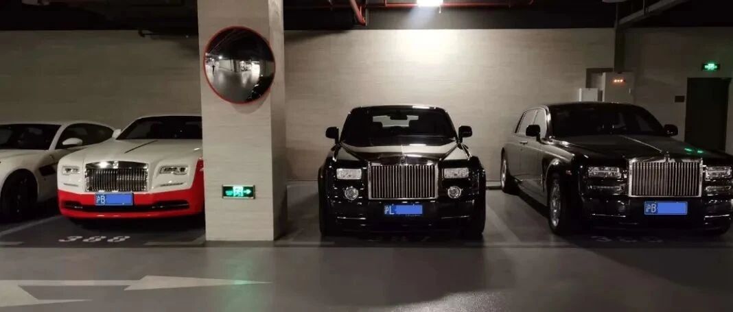 探访古北壹号地库，豪车几百辆，劳斯莱斯是前菜，明星的拉法停这