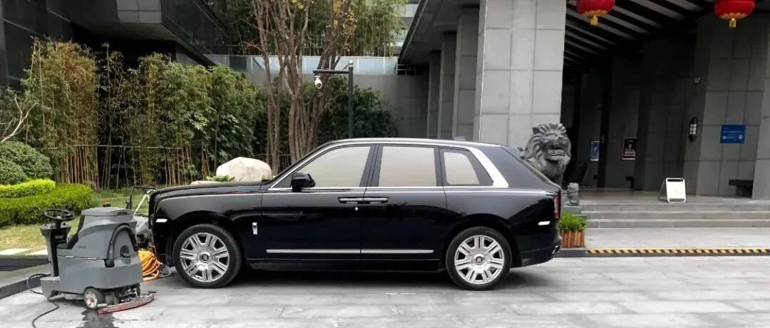 西安顶级小区地库，2000万的超跑用车衣盖着，轮毂看出车型