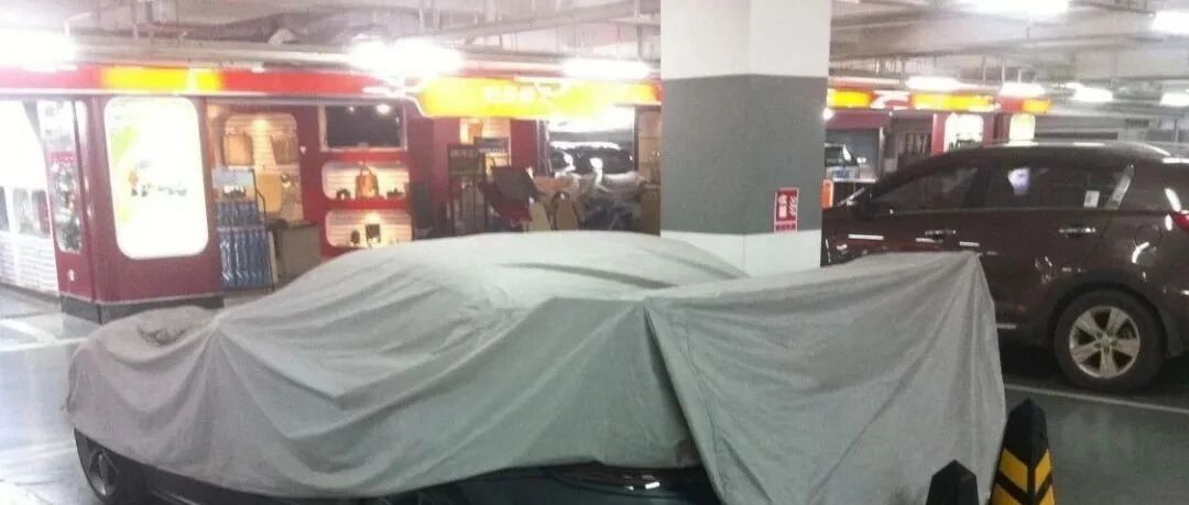 稀有超跑，国内就1辆，停车场的人说值999万，大家都说丑