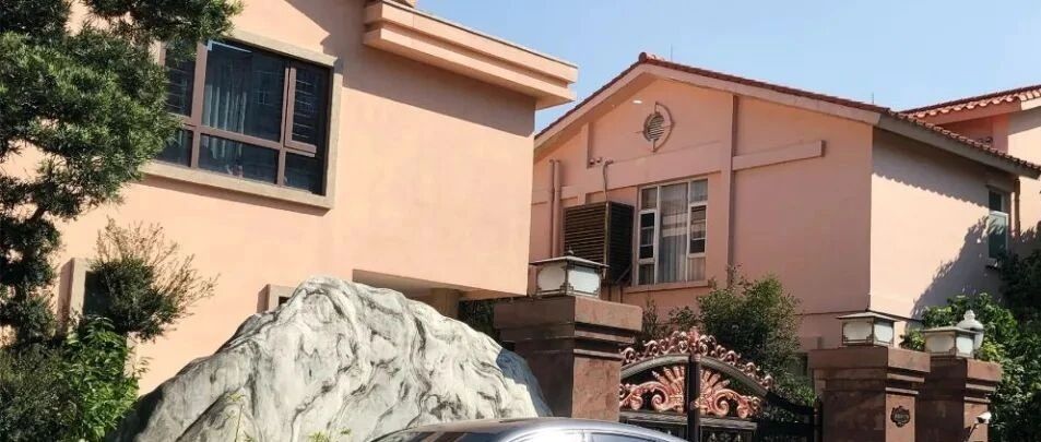 东莞某小区车库，家家都停着百万豪车，最便宜的是奔驰