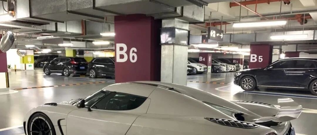 科尼赛克逛商场，内地已有8辆注册，看了一下车门，很尴尬