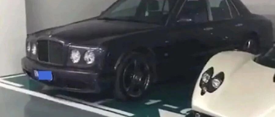 90后地产少帅，有7辆超跑，买下蒋鑫的帕加尼，在比佛利开风神