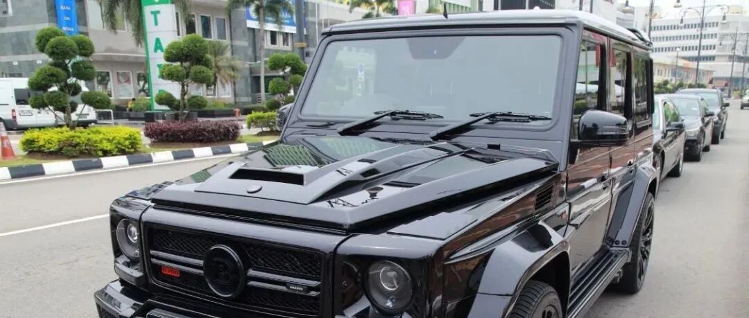 主车库停3000辆车，平时开G700出门，有专门为他造车的车间