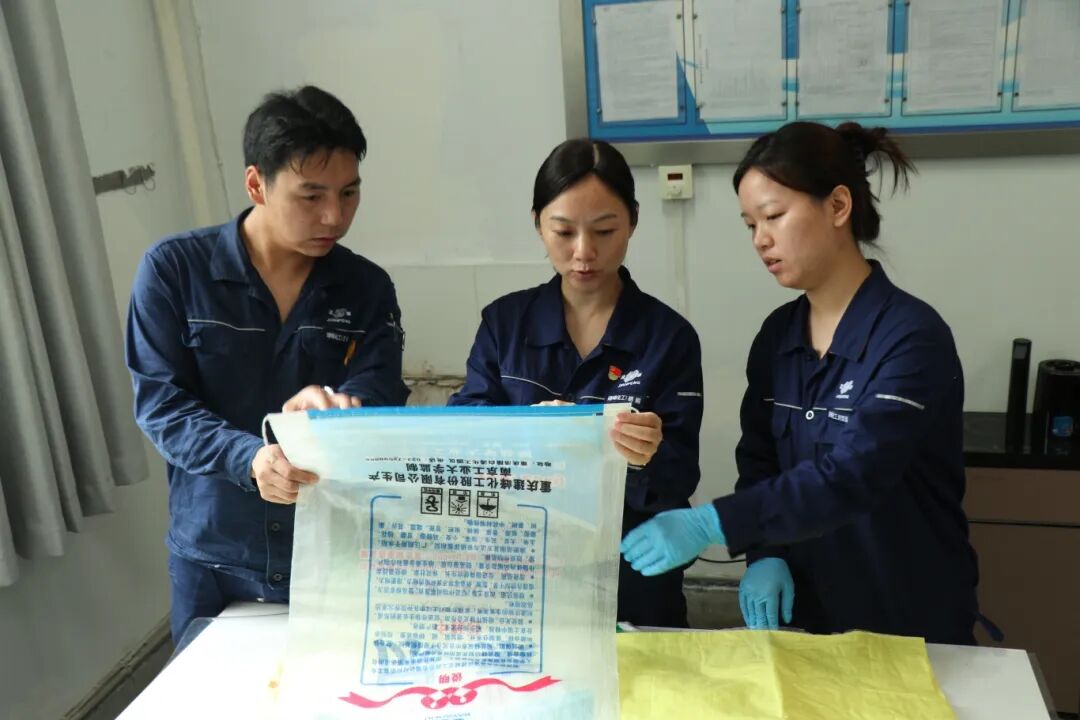 胡娟1.jpg