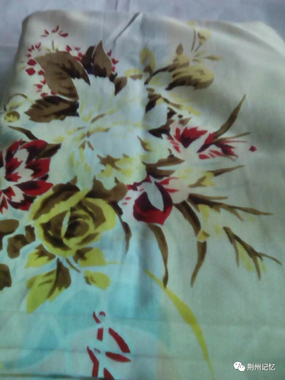 1,沙市鸳鸯牌床单2,沙市绣品厂生产的机绣齐白石虾子枕套一对3,沙市丝