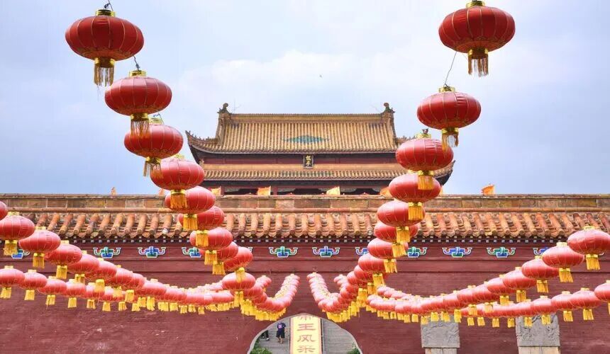 China Travel Guide for First-Timers ： Top Attractions & Tips