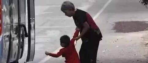 “妈妈，你怎么不要我了？”11张春运偷拍照刷屏，让无数人泪崩……