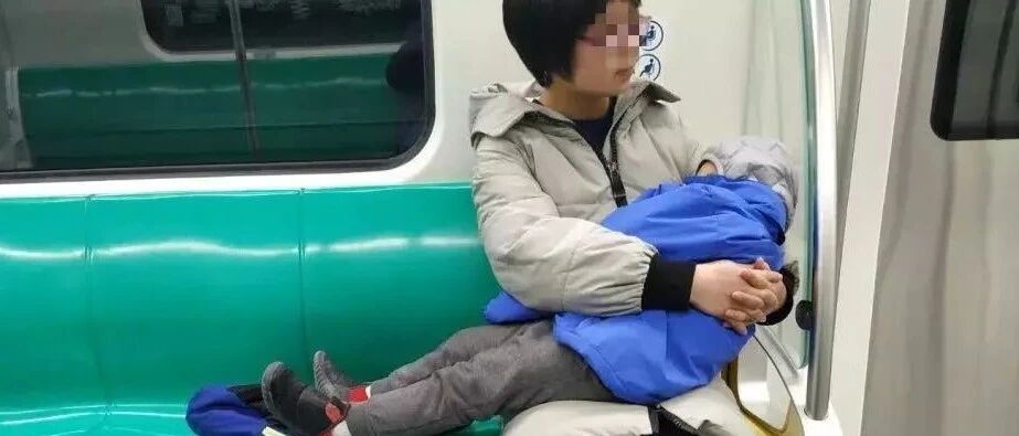 地铁上，这对母子一夜刷屏：敢这样做的妈妈，怎么可能教出熊孩子？！