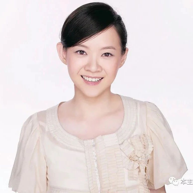 曾志伟女儿曾宝仪:父母离异有阴影,和初恋相守16年,48岁仍未婚