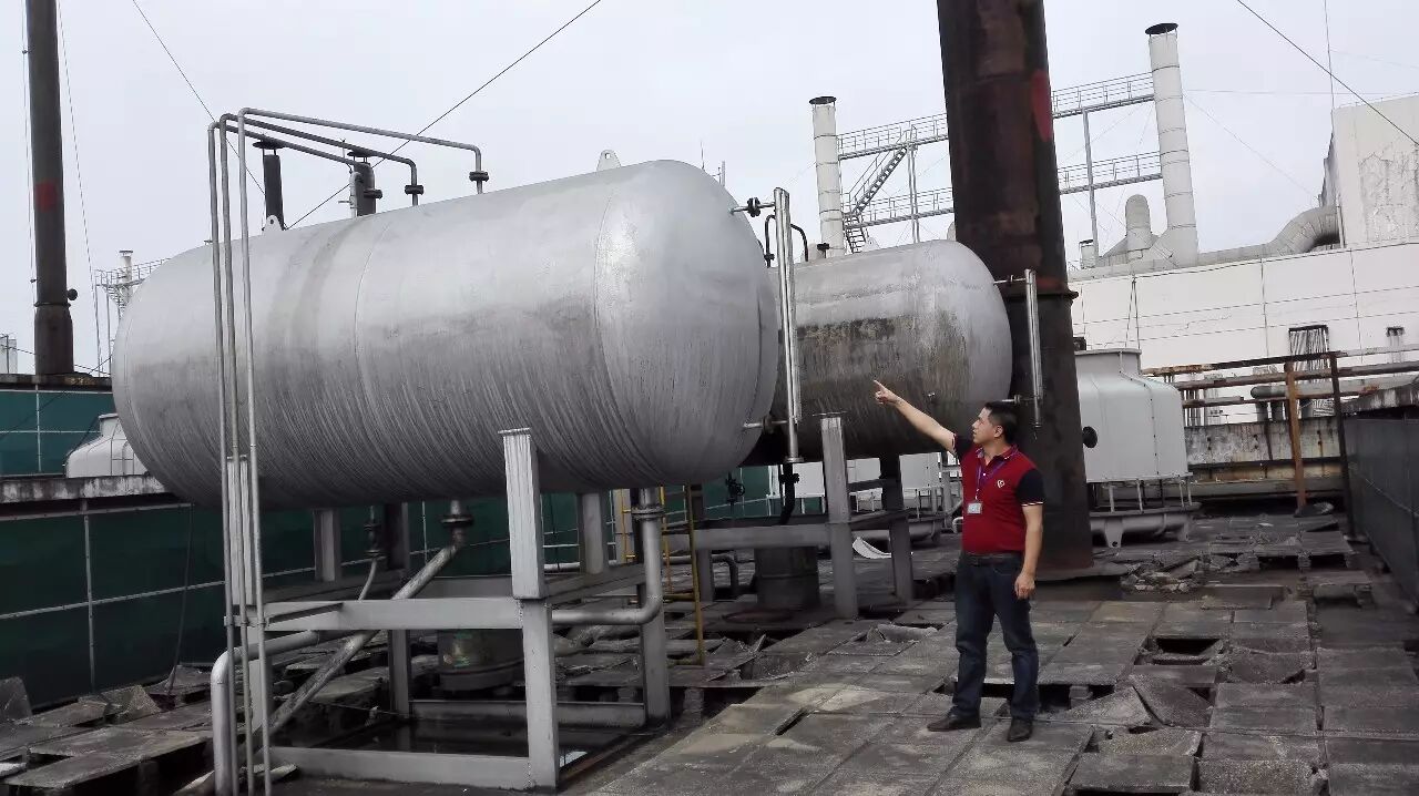 面对膨胀或收缩的导热油量,膨胀槽是如何起到缓冲作用的?