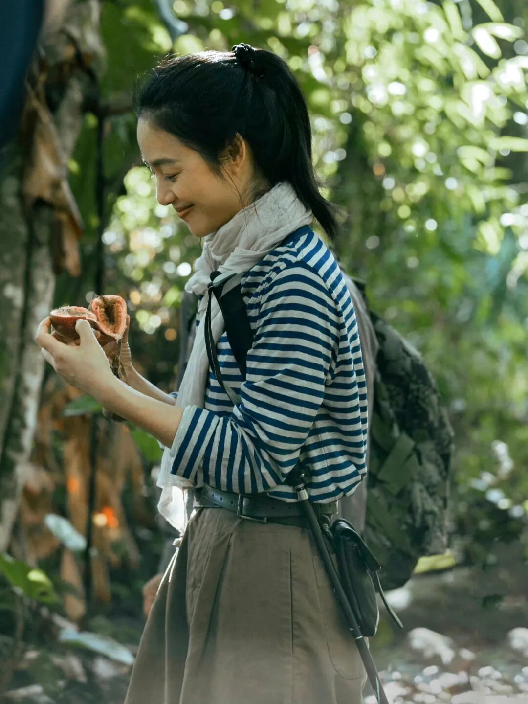 45岁周韵近照曝光:淡妆素衣,头簪鲜花,东方美学有多绝?