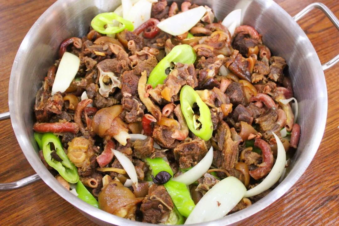 这样烧出的狗肉,吃起来嫩嫩的,香香的,油不腻,饱而不厌,其味道美不可