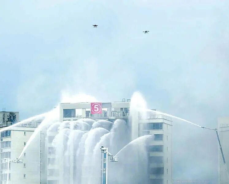 面对熊熊火焰和复杂环境 机器人和无人机组队展身手的图3