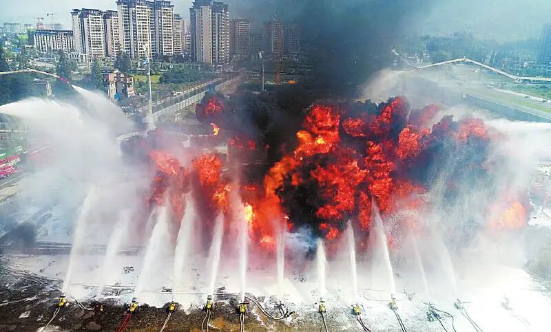 面对熊熊火焰和复杂环境 机器人和无人机组队展身手的图2