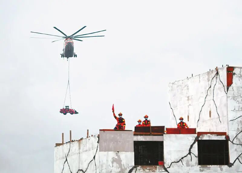 面对熊熊火焰和复杂环境 机器人和无人机组队展身手的图5