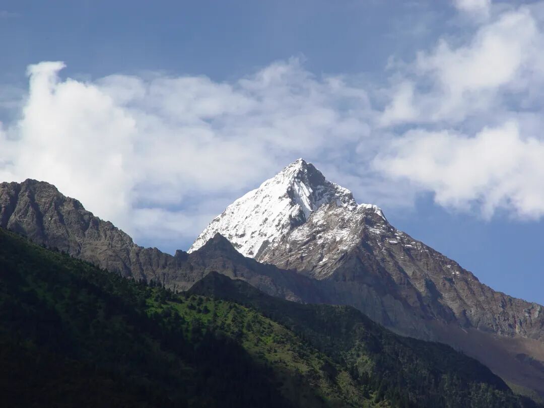 山脉的高山景观和岩石山峰高清图片下载-正版图片507466938-摄图网