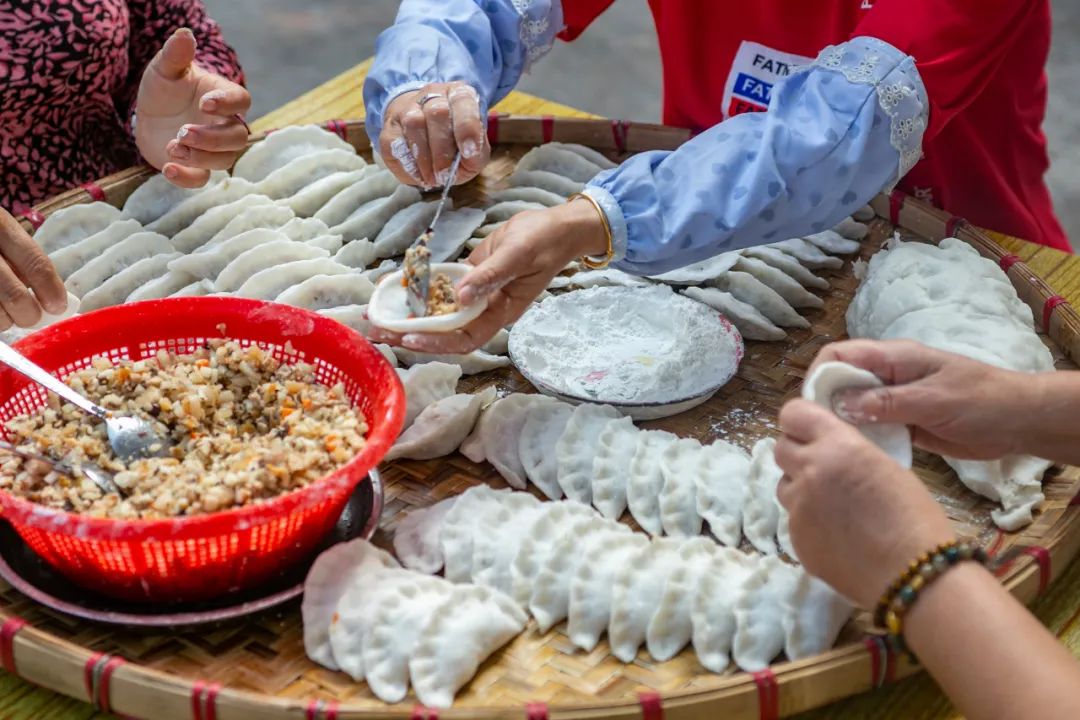 黃洞米點包括有白水角,團餈,餈必,雞屎藤糕等鄉間小食.