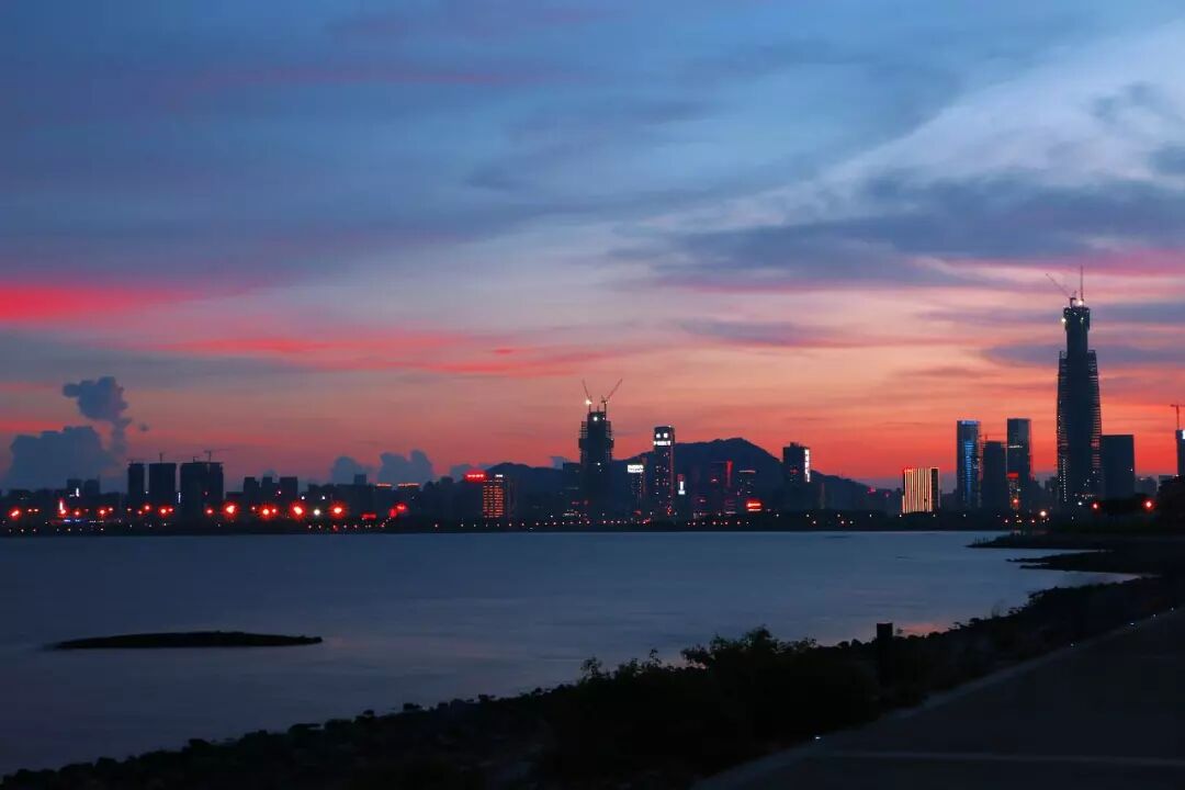 夕陽 英語 夕陽英文 夕陽的英語翻譯 夕陽英文怎麽說 英文解釋例句和用法