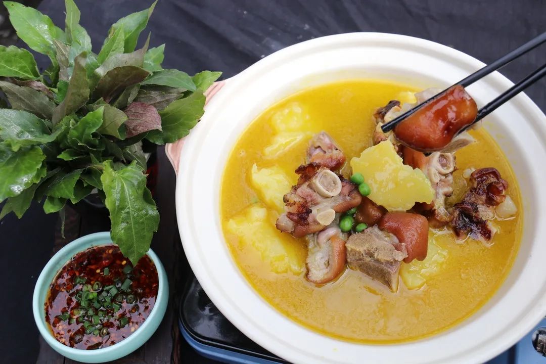 天然营养的深山腊猪蹄,用高压锅炖煮后,与洗净去皮的土豆和青豆烧开