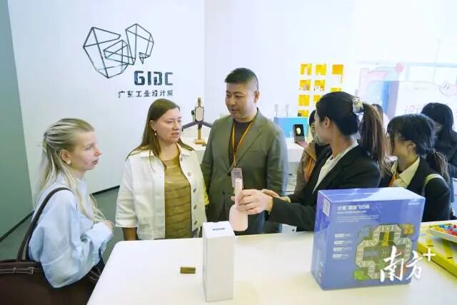 外宾到国家级工业设计示范基地广东工业设计城等地参访。