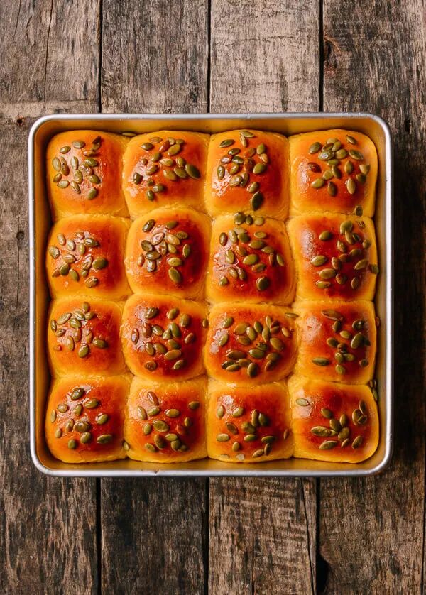 6.将烤箱预热至180℃,在面团上刷一层蛋液,撒上生南瓜子