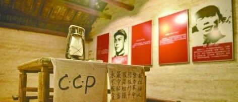 井冈山时期，毛泽东带领新党员入党宣誓