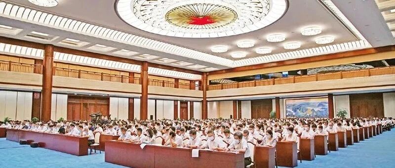 毛泽东思想指导地位的确立及启示