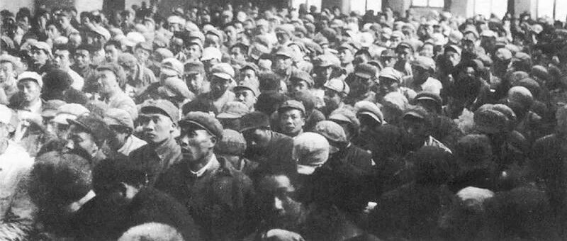 “在毛泽东的旗帜下胜利前进”