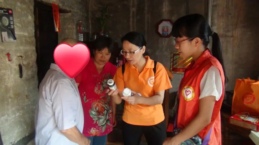 莫丽军（右二）走访慰问困难老人。图源：德庆发布