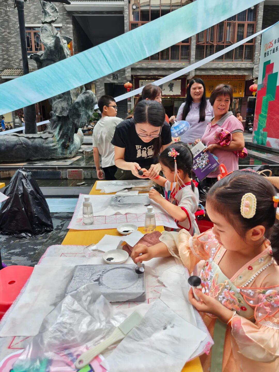 6.肇庆市非物质文化遗产（传拓技艺）体验。肇庆市融媒体中心记者 曹笑 摄