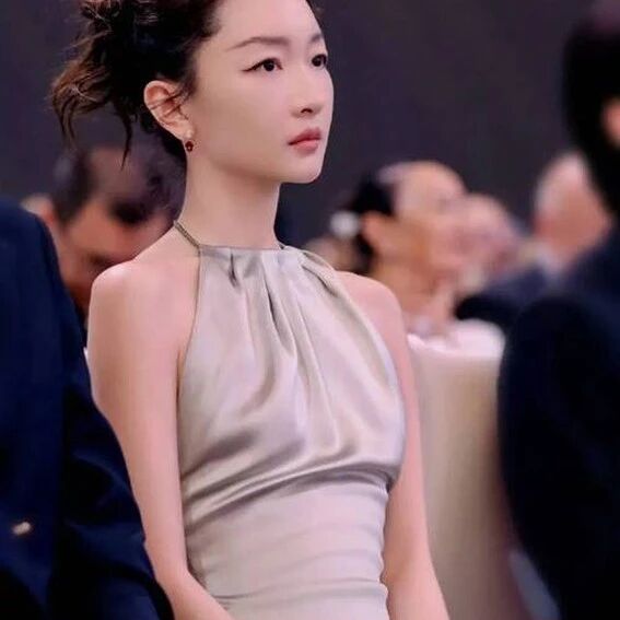 周冬雨活动造型翻车!穿十厘米高跟鞋,身材好差,看起来像初中生