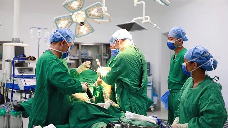 骨科团队实施手术