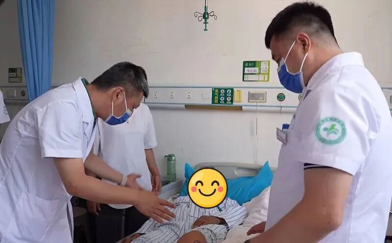 武明鑫博士（左一）细致查房