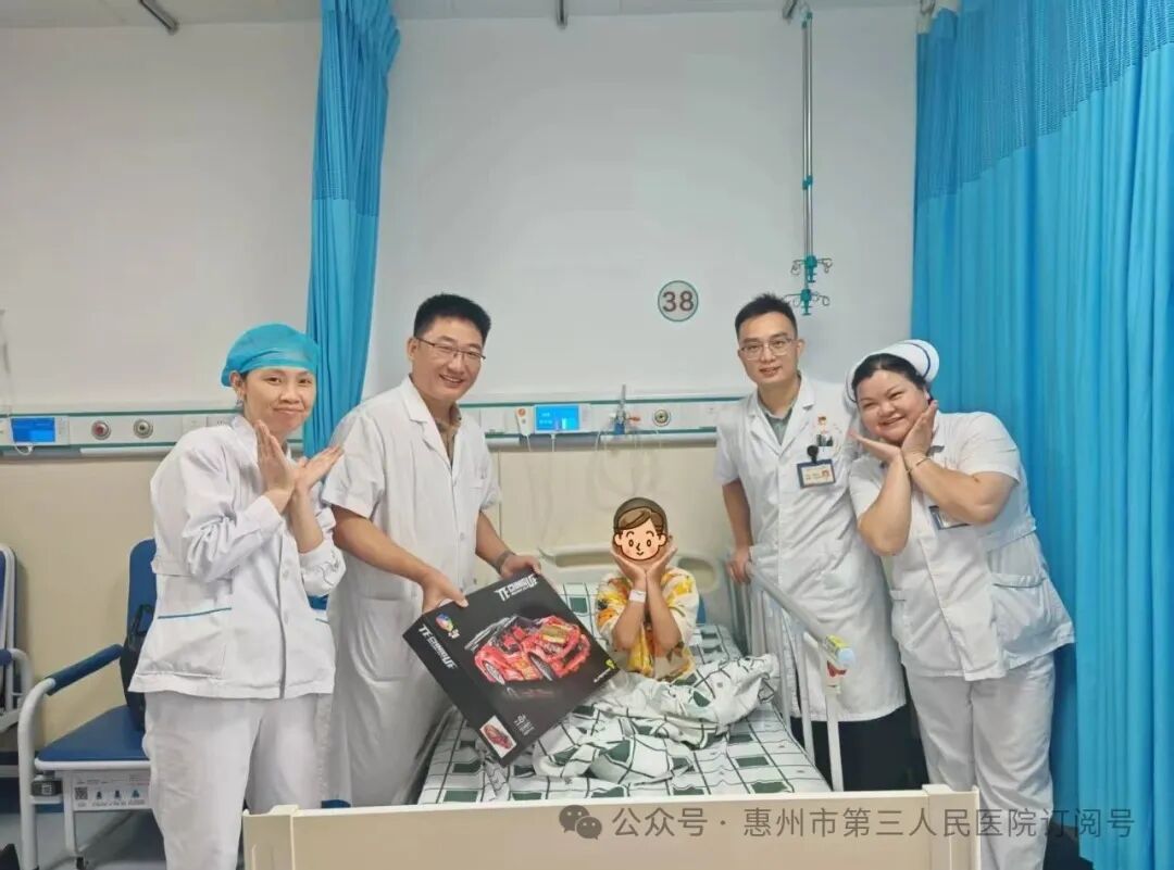 即将出院的小凯与医护人员开心合影