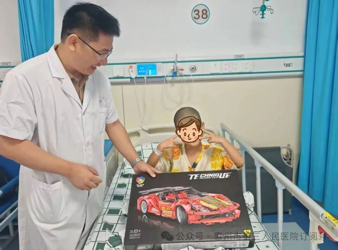 魏小兵医生给小凯送来小礼物，祝贺他康复出院