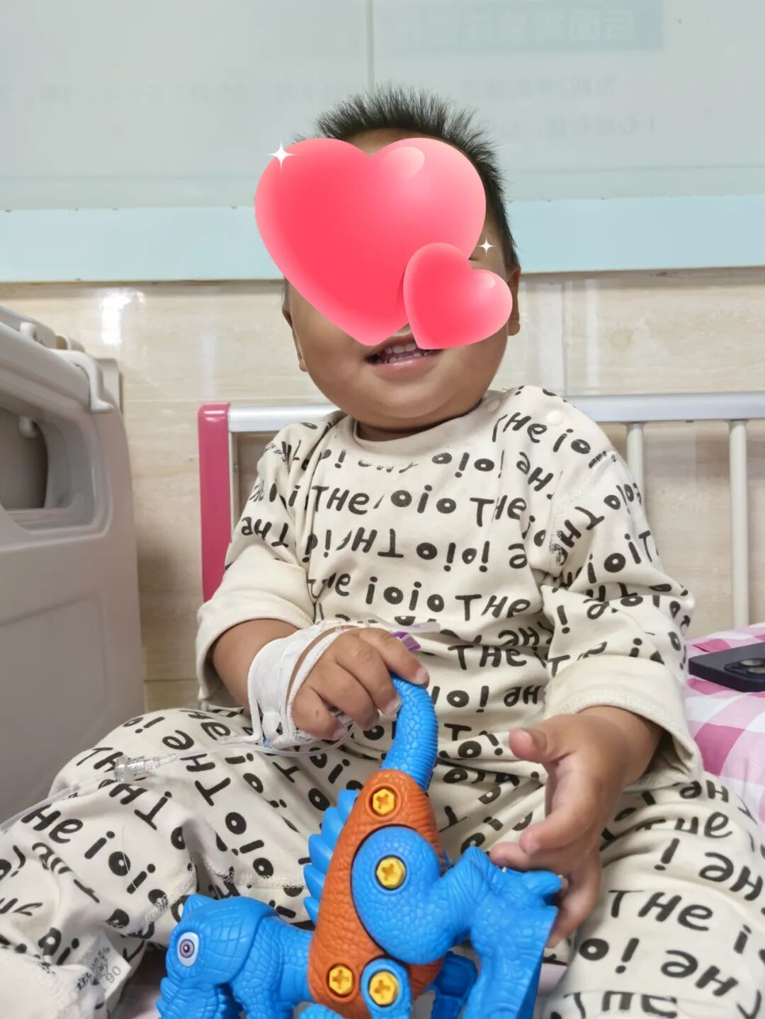 治疗后的患儿露出开心的笑容