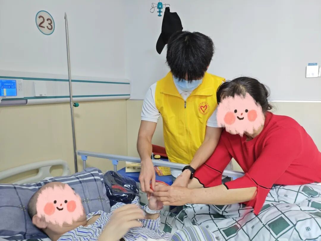家屬為患者戴上志愿者贈與的紅繩.jpg