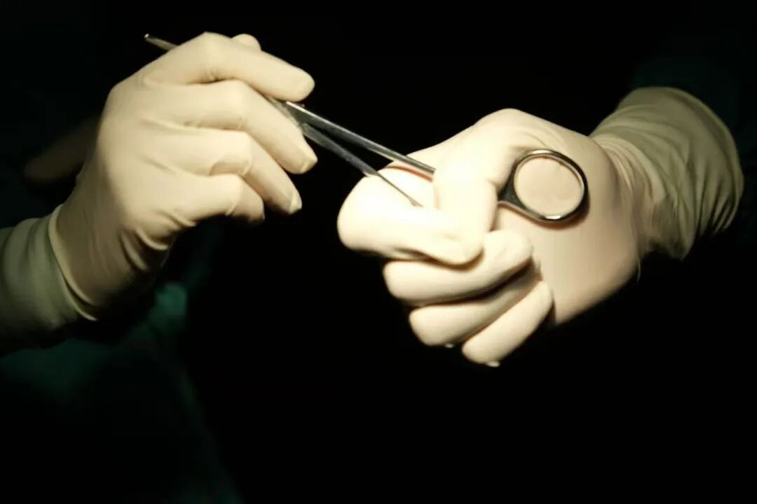 缝合时怎么持钳【你不知道的手术室】第4期：手术台旁的“神兵利器”——常用手术器械大盘点_https://www.jmylbn.com_新闻资讯_第4张