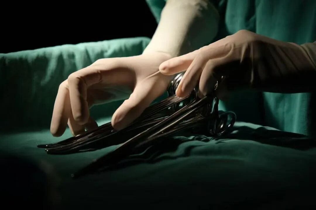 缝合时怎么持钳【你不知道的手术室】第4期：手术台旁的“神兵利器”——常用手术器械大盘点_https://www.jmylbn.com_新闻资讯_第7张