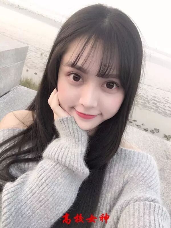 女神名叫黄言媛,是上海师范大学的一名工科女生,都说工科没有漂亮的