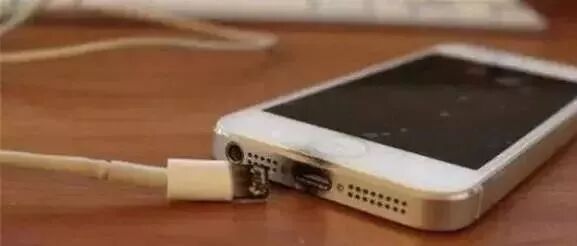 【生活百科】手机放口袋里，充电口到底该朝上还是朝下？很多人都做错了！