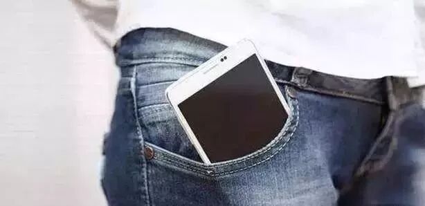 【生活百科】手机放口袋里，充电口到底该朝上还是朝下？很多人都做错了！