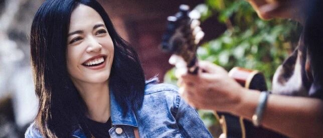 姚晨为家乡美景做宣传太长脸，街头摆拍太治愈，瘦到腿部骨头突兀