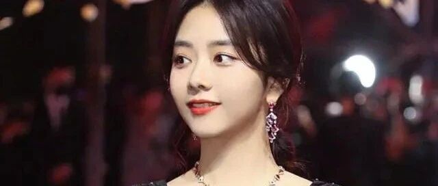 谭松韵风波后首现身，走出阴影美出新高度，未修图哪像30岁模样