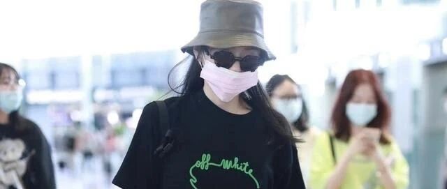 张靓颖和男友公开走机场，穿情侣装还戴同款口罩，连站姿都一样